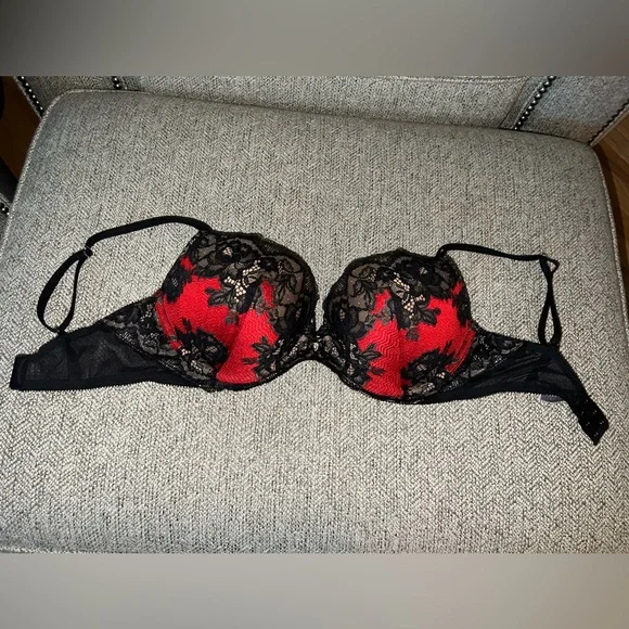 Victoria's Secret Red & Black Lace Bra! Gorgeous! 34 DD - Picture 1 of 8